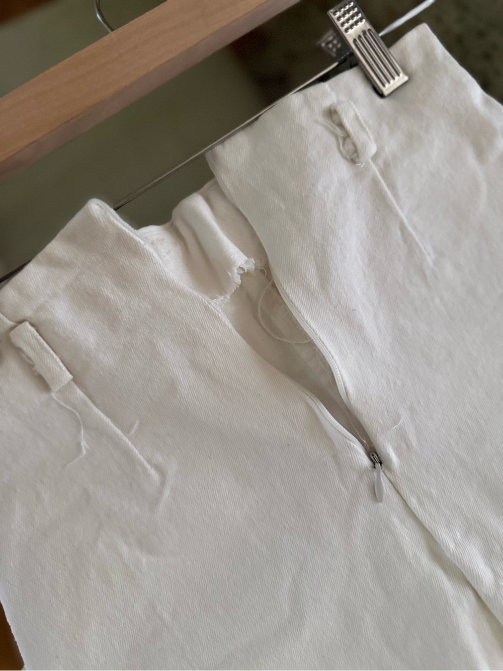 White Frayed-Hem Denim Mini Skirt - Picture 2 of 6